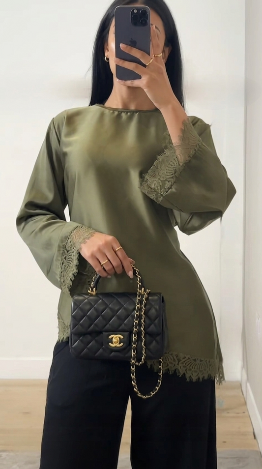 BLOUSE SATINÉE DENTELLE ASYMÉTRIQUE KAKI