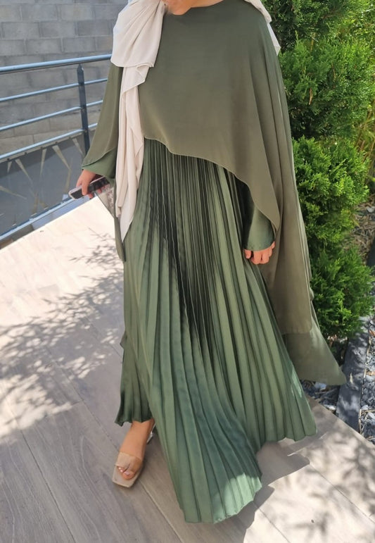 ROBE PLISSÉE SATINÉE A CAPE